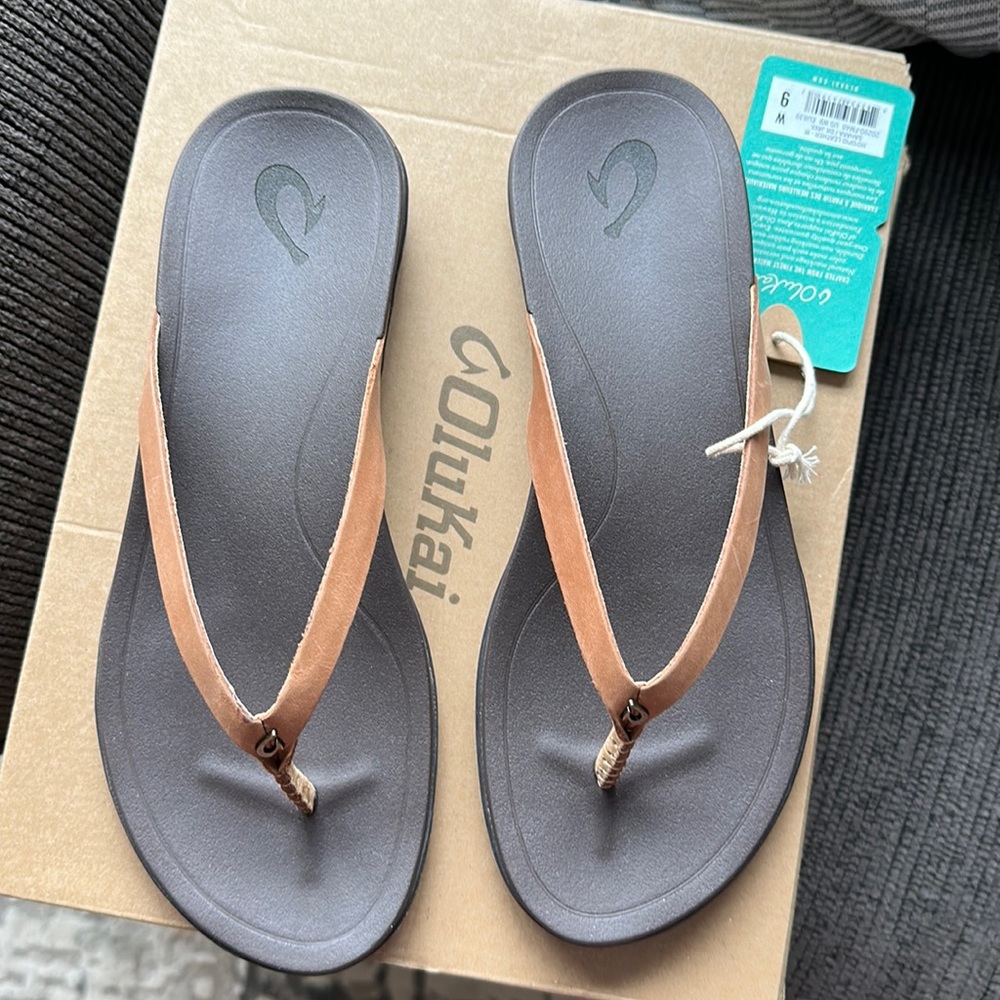 OluKai Ho’opio leather sandals